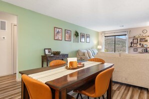 Apartment, Mehrere Betten, Terrasse, Bergblick (Mossy Pines of the Ozarks) | Speisen