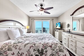 3 bedrooms, iron/ironing board, free WiFi, bed sheets - 🌞Beachfront Condo🌴Private Balcony🍹Ram Sea I 405🐬Heated Pool and Hot Tub (North Redington Beach)