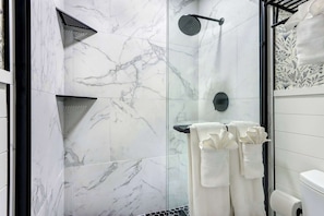Dusche, Haartrockner, Handtücher