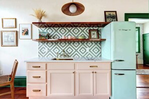 Een koelkast, een magnetron, een kookplaat, een vaatwasser