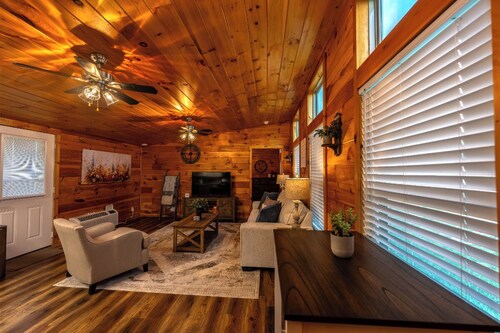 Rustic Mt. Sterling Cabin 1 Near Downtown • Pets OK