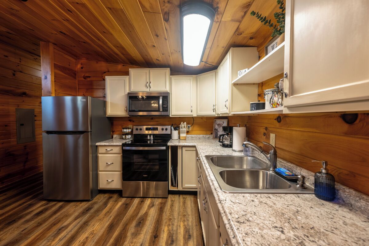 Refrigerador, microondas, horno y parrilla de estufa 