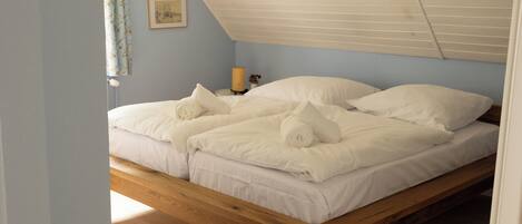 3 habitaciones, escritorio y tabla de planchar con plancha