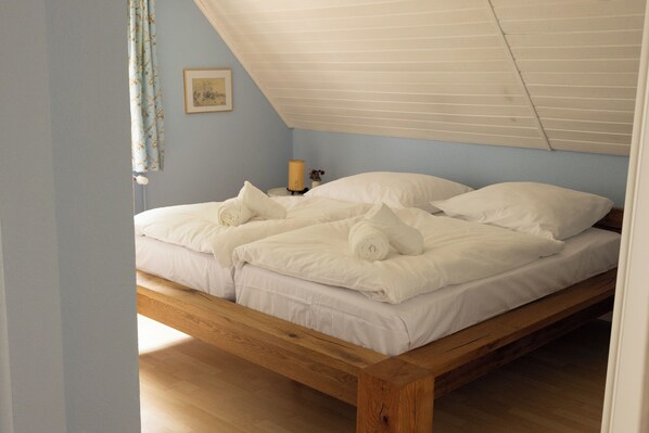 3 bedrooms, desk, iron/ironing board, travel cot