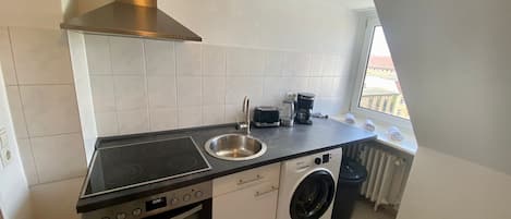 Fridge, oven, stovetop, dishwasher