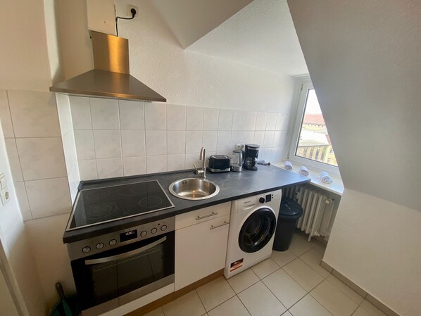 Fridge, oven, stovetop, dishwasher