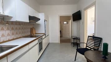 Kühlschrank, Mikrowelle, Herdplatte, Geschirrspüler