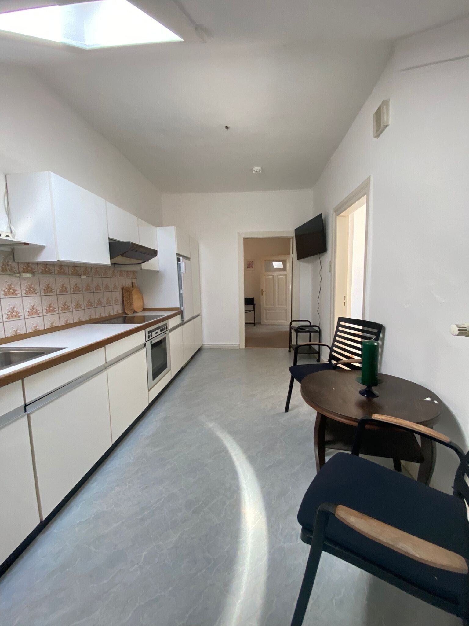 Kühlschrank, Mikrowelle, Herdplatte, Geschirrspüler