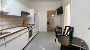 Kühlschrank, Mikrowelle, Herdplatte, Geschirrspüler