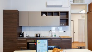 Leilighet, 4 soverom, balkong | Oppholdsområde | En 32-tommers Flatskjerm-TV med kabel-kanaler
