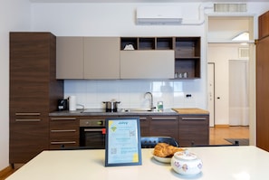 Apartment, 4 Schlafzimmer, Balkon | Wohnbereich