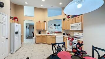 Villa, 4 Bedrooms | Private kitchen