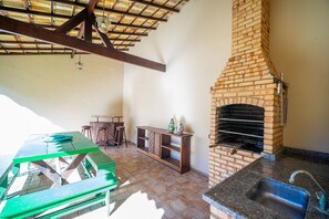 Eenvoudige villa | Buiten dineren