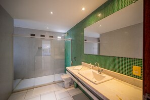 Basic-Villa | Badezimmer | Dusche, Haartrockner, Handtücher, Toilettenpapier
