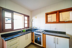 Eenvoudige villa | Privékeuken | Een koelkast, een microgolfoven, een oven