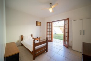 Villa básica | Decoración individual, mobiliario individual, cortinas opacas