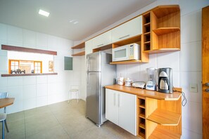 Basic Villa | Private kitchen | Fridge, microwave, oven, coffee/tea maker - Cf07 Casa churrasqueira 5 min da praia (Cabo Frio)