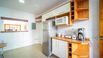 Basic-Villa | Eigene Küche | Kühlschrank, Mikrowelle, Ofen, Wasserkocher mit Kaffee-/Teezubehör