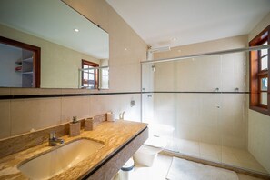 Basic Villa | Bathroom | Shower, hair dryer, towels, toilet paper - Cf07 Casa churrasqueira 5 min da praia (Cabo Frio)