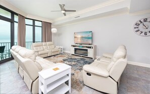 Condo, 3 Bedrooms | Ruang tamu