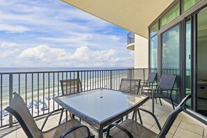 Appart'hôtel, 3 chambres | Restauration extérieure