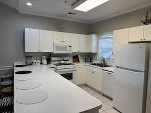 Condo, 2 quartos | Cozinha privada | Geladeira, fogão, cafeteira/chaleira, torradeira