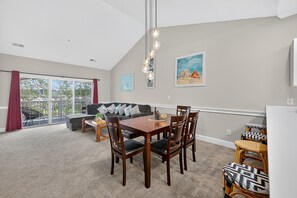 コンドミニアム 2 ベッドルーム | リビング エリア