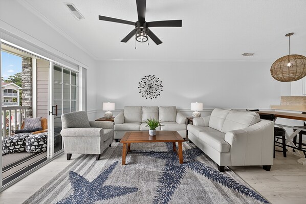 Condo, 2 chambres | Aire de séjour