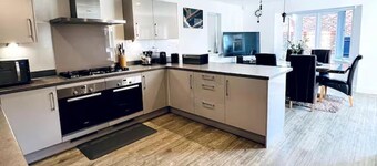 Horley Hideaway - 4 Bedroom House- Sleeps 7