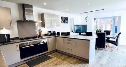 Horley Hideaway - 4 Bedroom House- Sleeps 7