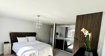 Horley Hideaway - 4 Bedroom House- Sleeps 7