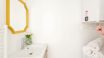 Apartment, City View | Bathroom | Shower, rainfall showerhead, eco-friendly toiletries, hair dryer