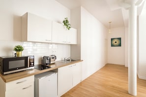 Appartamento, vista città | Cucina privata | Frigorifero, microonde, piano cottura, tostapane