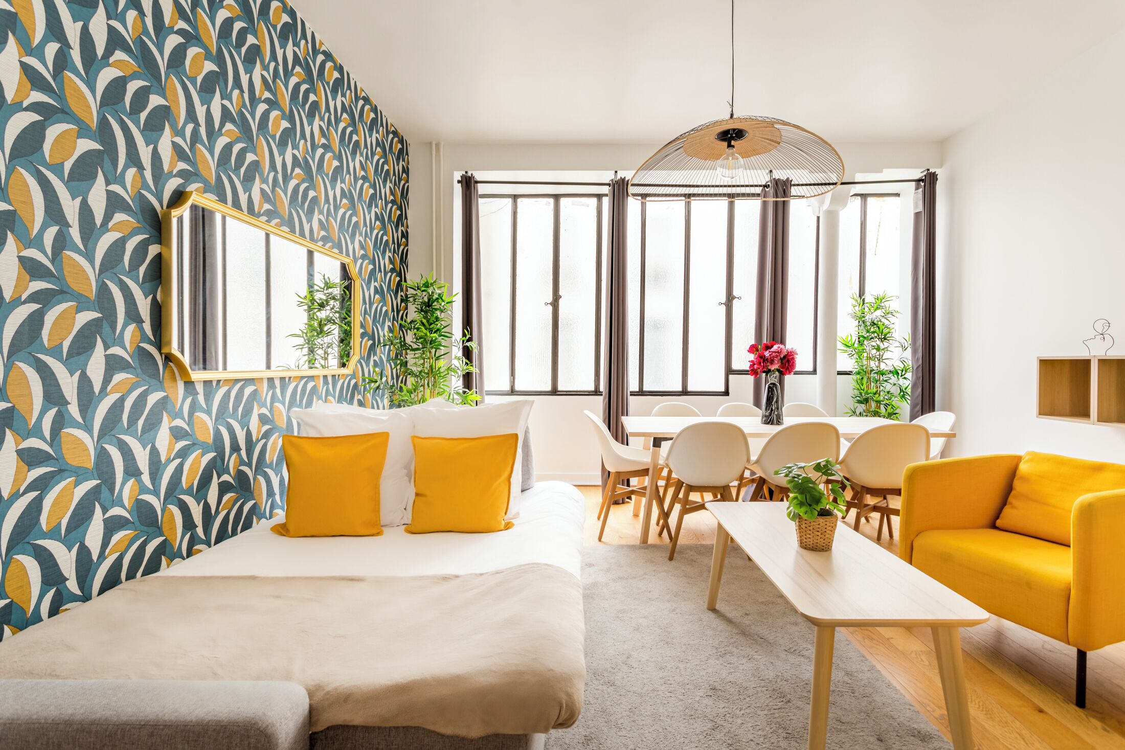 Apartment, Stadtblick | Wohnbereich | 32-Zoll-Smart-TV mit Kabelempfang, Netflix, Streaming-Dienste