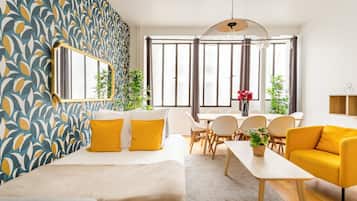 Apartment, Stadtblick | Wohnbereich | 32-Zoll-Smart-TV mit Kabelempfang, Netflix, Streaming-Dienste