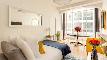 Apartamento, vistas a la ciudad | Zona de estar | Una oficina