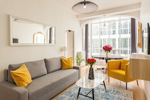 Apartamento, vista para a cidade | Área de estar | Smart TV 32 polegadas com canais a cabo, Netflix, serviços de streaming