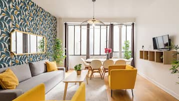 Apartment, Stadtblick | Wohnbereich | 32-Zoll-Smart-TV mit Kabelempfang, Netflix, Streaming-Dienste