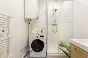 Apartamento, vista para a cidade | Banheiro | Chuveiro, chuveiro com efeito de chuva
