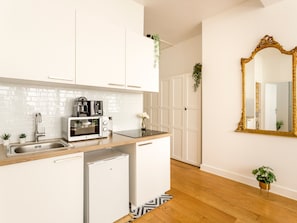 Apartment, City View | Private kitchen | Highchair
