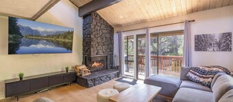 Modern 2 BR, 2.5 BA Townhome with Unbeatable Access to Snow Summit