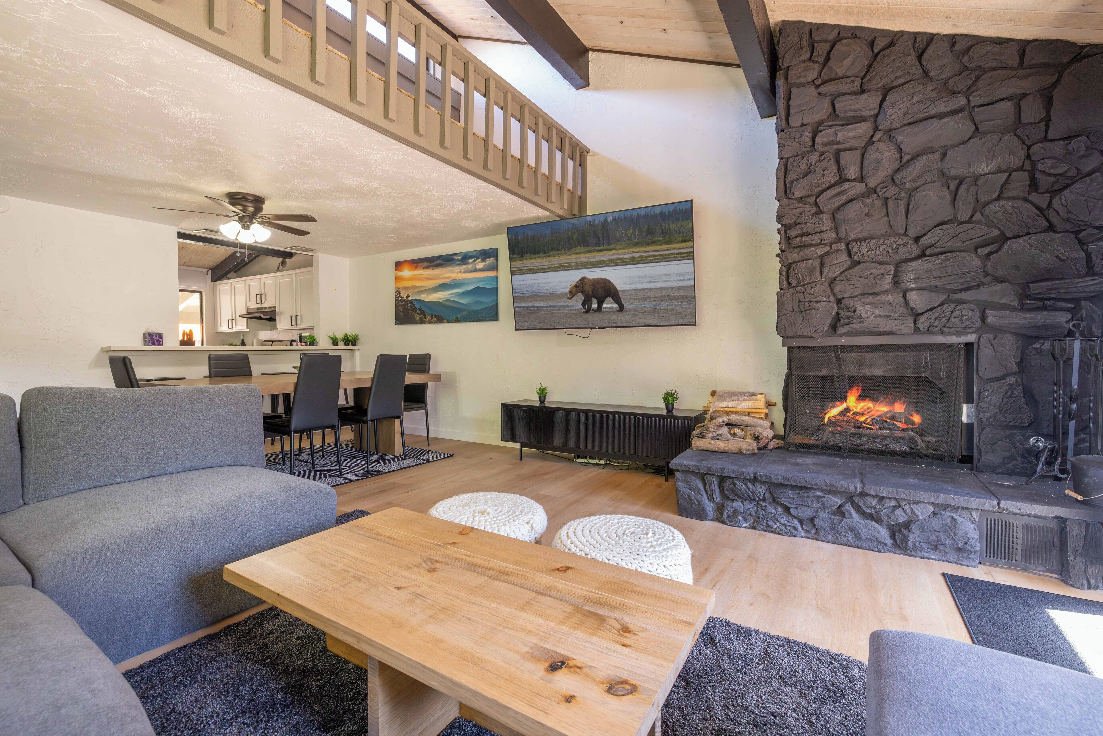 Een televisie en een open haard