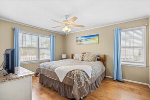 Room - 5 BR Channel Home Sleeps 15 Cherry Grove (North Myrtle Beach)