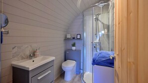 Ein modernes Badezimmer mit Dusche, Toilette und Waschtisch.
