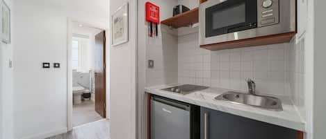 Kühlschrank, Wasserkocher, Kochgeschirr/Geschirr/Besteck