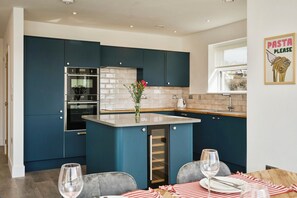 Ugn, spishäll och grytor/köksredskap