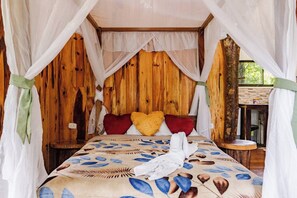 Deluxe Tree House, Mountain View | Laptop workspace, soundproofing, free WiFi