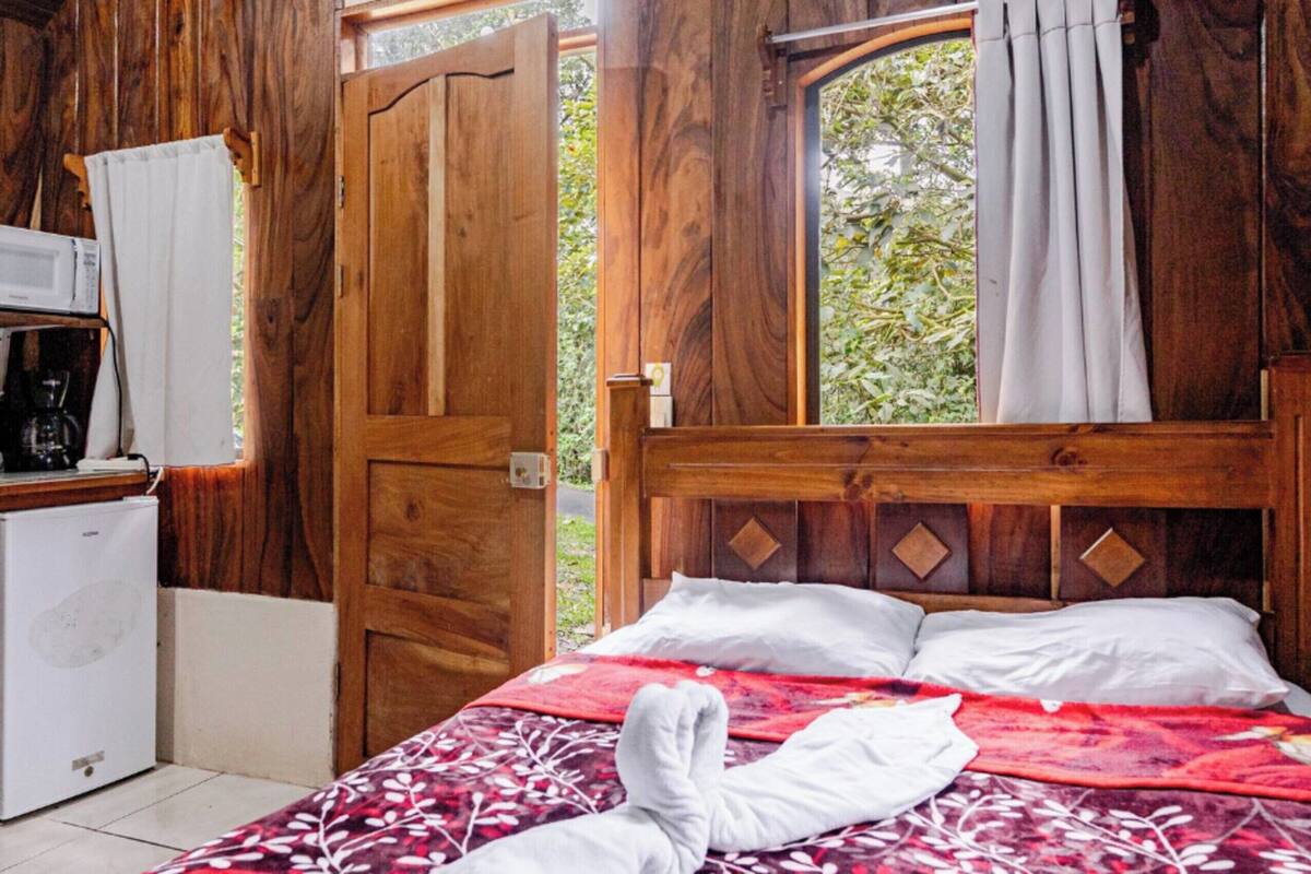 Comfort Cabin, Patio, Garden View | Laptop workspace, soundproofing, WiFi (free)
