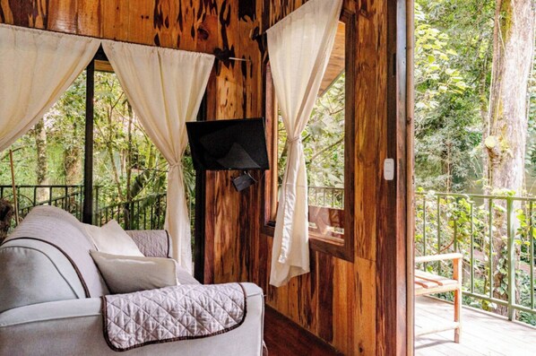 Deluxe Tree House, Mountain View | Laptop workspace, soundproofing, free WiFi