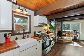 Mikrobølgeovn, ovn, kokeplater og kaffetrakter/tekoker